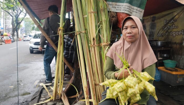 Cerita Penjual Janur di Semarang, Banjir Rezeki Saat Musim Hajatan Tiba