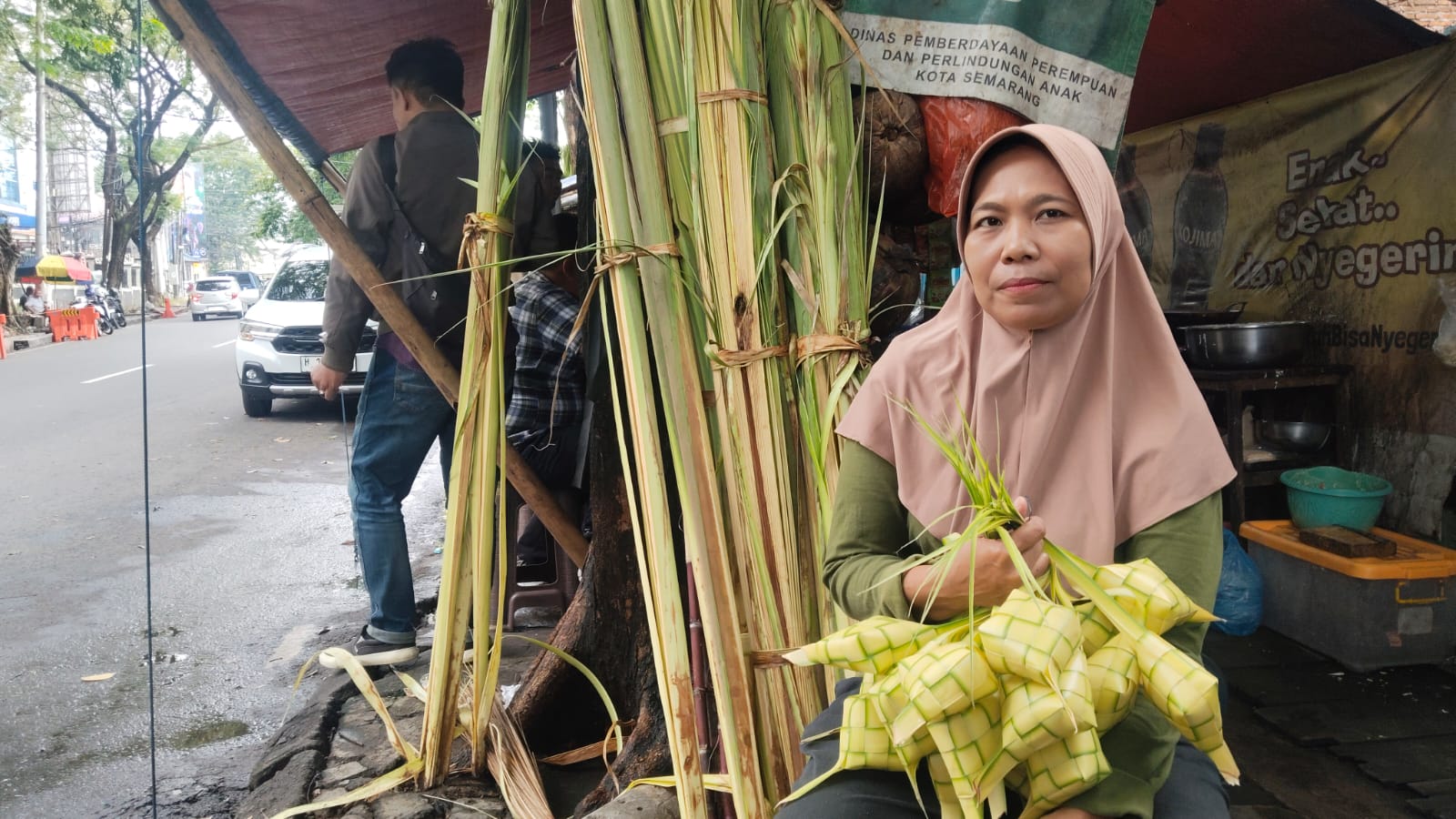 Cerita Penjual Janur di Semarang, Banjir Rezeki Saat Musim Hajatan Tiba