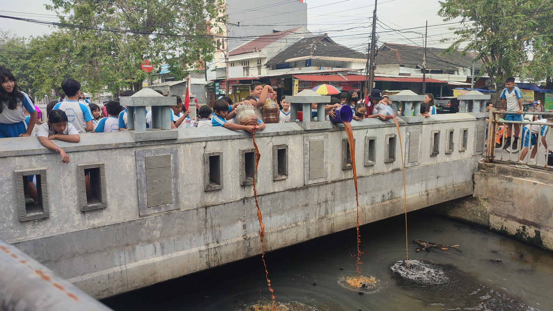 https://beritajateng.tv/semarang-bakal-terapkan-teknologi-faspol-5-0-inovasi-brin-hasilkan-bbm-petasol-dari-sampah-plastik-residu/