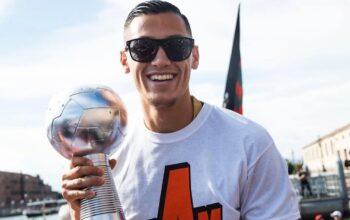 Foto Jaz Idzes ketika merayakan gelar Venezia promosi ke serie A sebagai juara Serie BKT