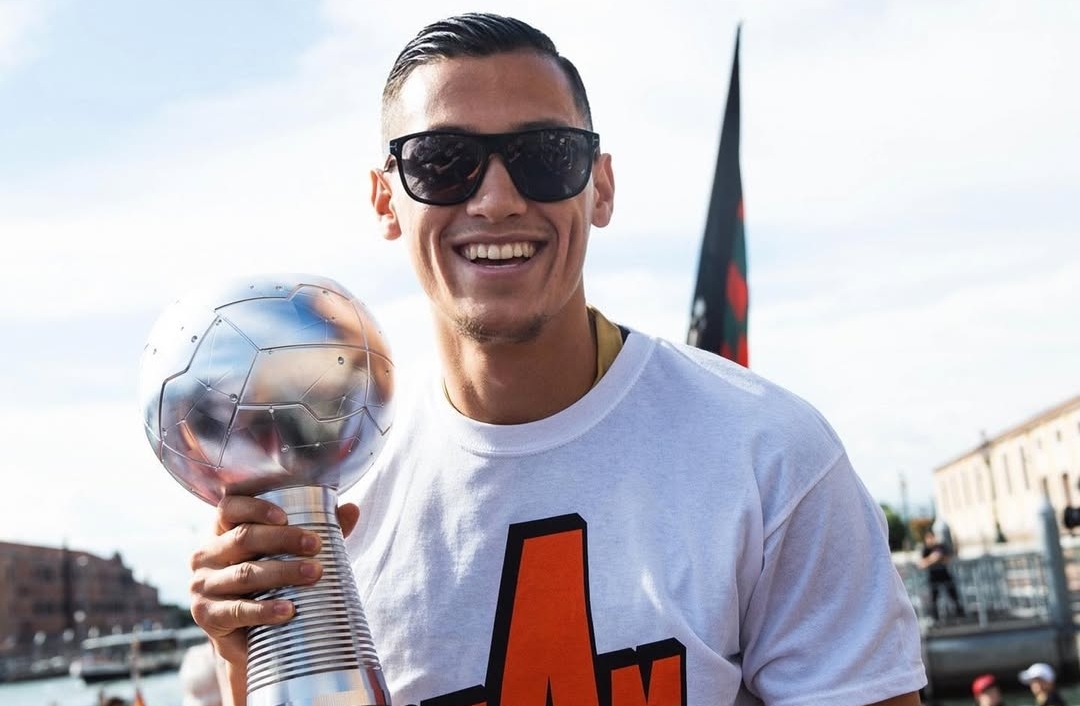 Foto Jaz Idzes ketika merayakan gelar Venezia promosi ke serie A sebagai juara Serie BKT
