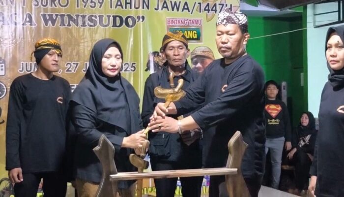 Ritual Jamasan Pusaka Warnai Bulan Suro di Blora, Dua Keris Sakral Diarak Keliling Kampung