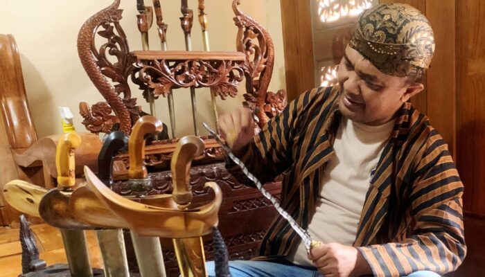 Gelar Jamasan Tosan Aji Jelang 1 Suro, Kolektor Beberkan Cara Bersihkan Benda Pusaka