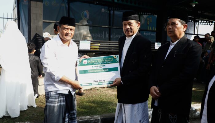 Gubernur Jateng Ahmad Luthfi Sholat Idul Adha dan Serahkan Hewan Kurban di MAJT Semarang