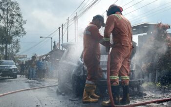 Diduga Korsleting Kelistrikan, Nissan Grand Livina Hangus Terbakar di Jalan Raya Salatiga-Kopeng