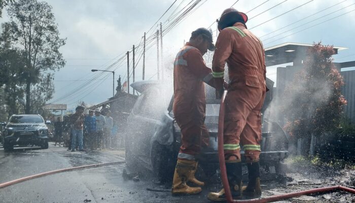 Diduga Korsleting Kelistrikan, Nissan Grand Livina Hangus Terbakar di Jalan Raya Salatiga-Kopeng