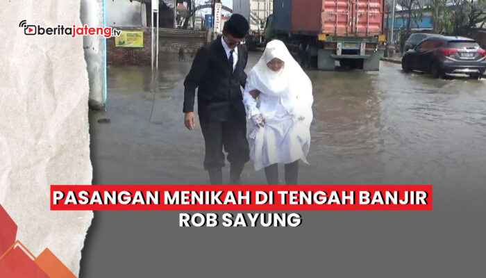Video Pasangan Pengantin Terpaksa Menikah di Tengah Banjir Rob Sayung