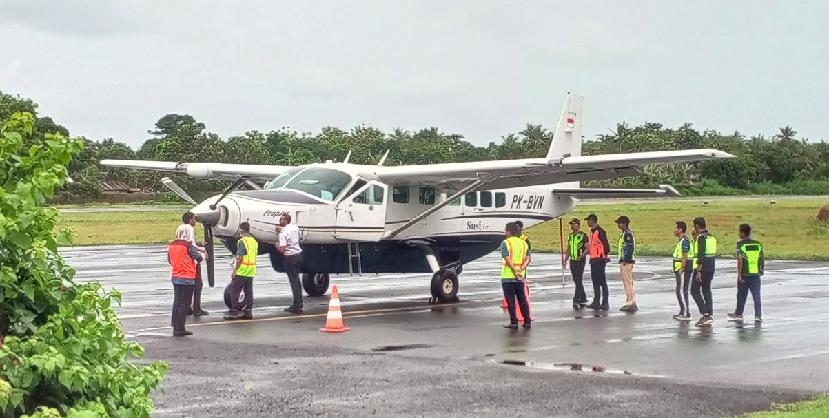 bandara dewadaru karimunjawa
