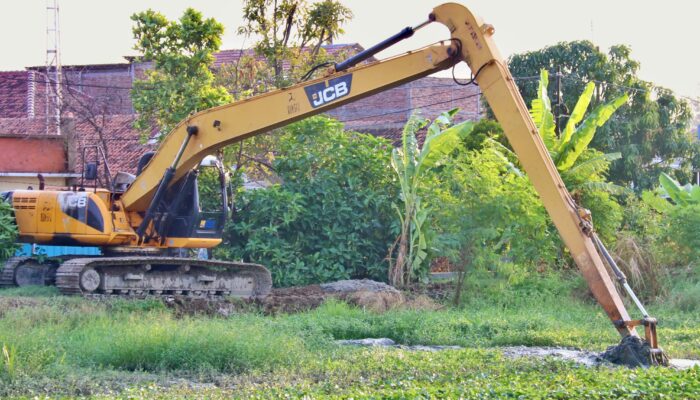 Tangani Banjir Rob Sayung Demak, Pemprov Jateng Keruk Sedimentasi Sungai Dombo