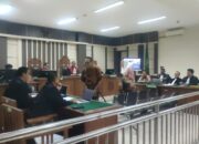 mbak ita kasus dugaan korupsi // spanduk