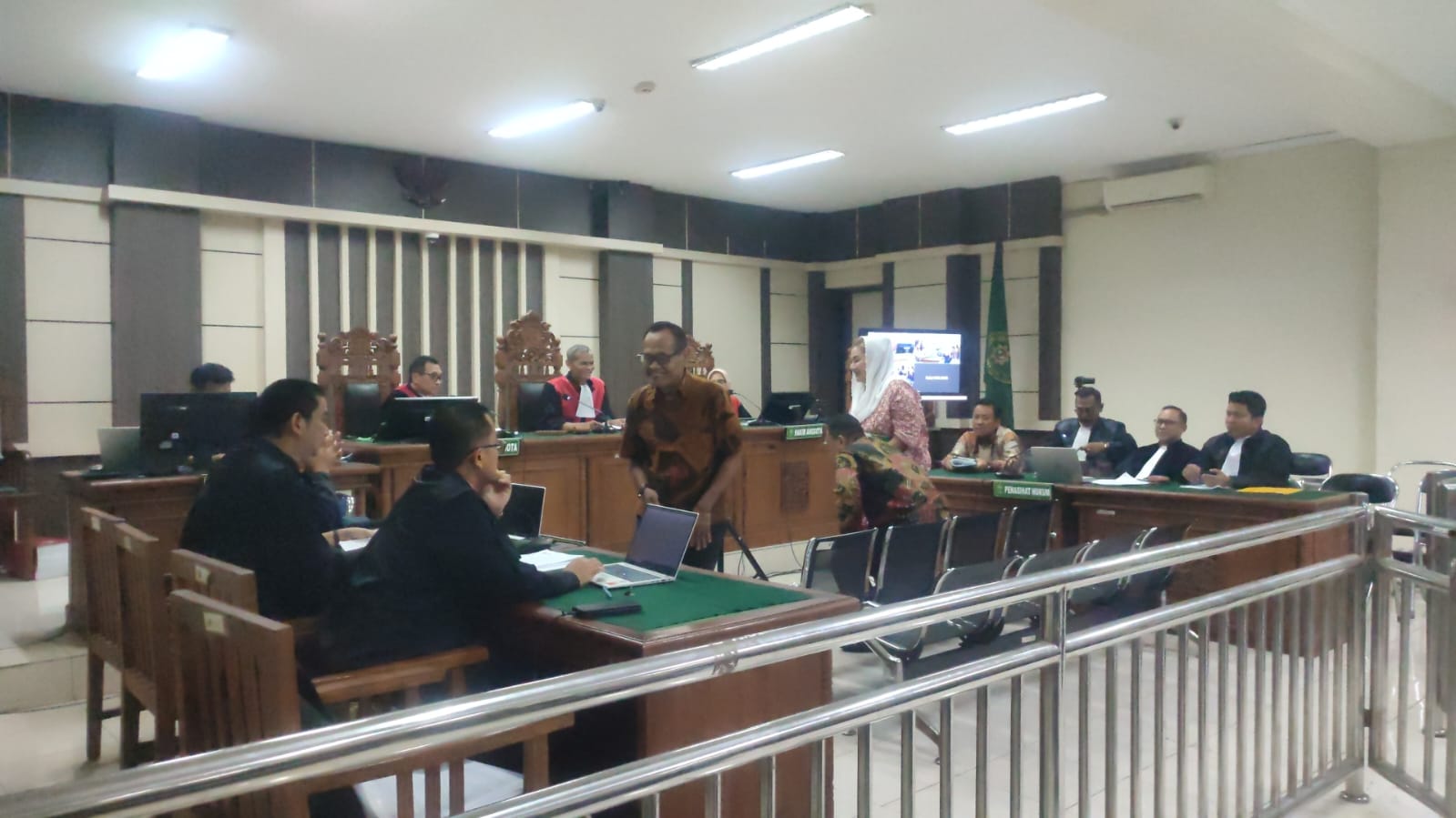 mbak ita kasus dugaan korupsi // spanduk
