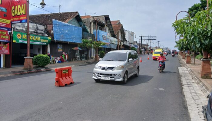 Jalan Depan Pasar Projo Kembali Dibuka Dua Arah, SSA Tidak Efektif?