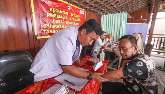 Antisipasi Penyakit Kulit, Dokter Spesialis Pemprov Jateng Periksa Warga Terdampak Banjir Rob Demak