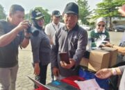 Kepala BKUD Kabupaten Semarang. Rudibdo melihat simulasi pembayaran PBB-P2 dengan QRIS. (dok. Diskominfo Kab.Semarang)