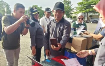 Kepala BKUD Kabupaten Semarang. Rudibdo melihat simulasi pembayaran PBB-P2 dengan QRIS. (dok. Diskominfo Kab.Semarang)