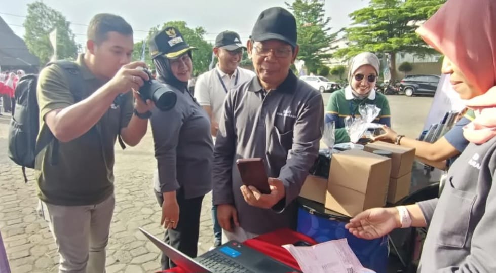 Kepala BKUD Kabupaten Semarang. Rudibdo melihat simulasi pembayaran PBB-P2 dengan QRIS. (dok. Diskominfo Kab.Semarang)
