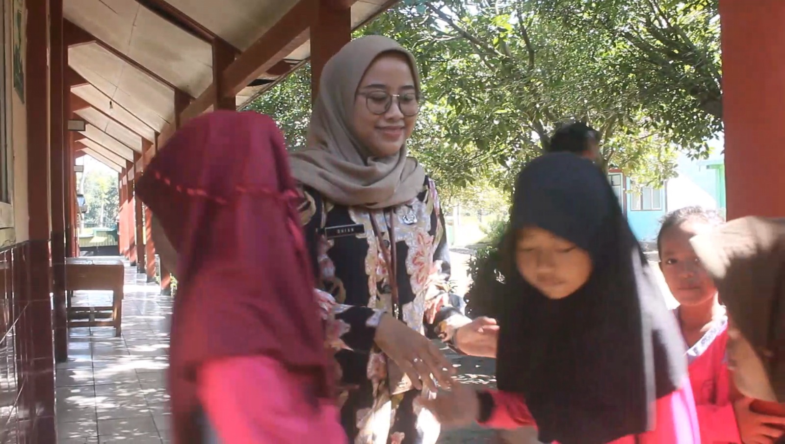 Suasana SD Negeri 1 Patalan Blora, saat masuk sekolah. (Heri/beritajateng.tv)