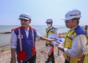 Proyek pembangunan Jalan Tol Semarang-Demak Seksi 1 (Semarang-Sayung) sepanjang 10,634 km yang teranggarkan Rp10,9 triliun terintegrasi dengan pembangunan giant sea wall (tanggul laut)