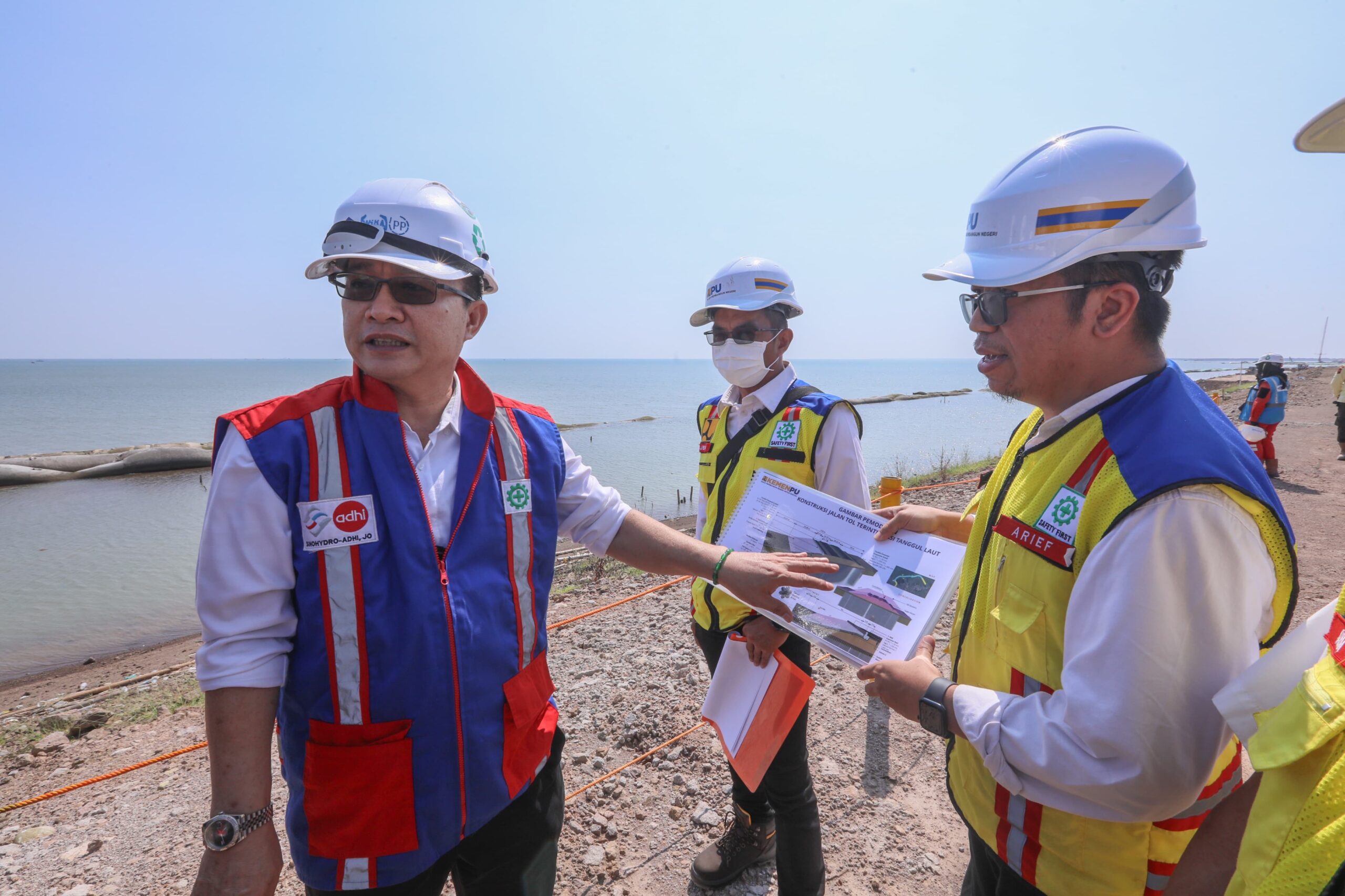 Proyek pembangunan Jalan Tol Semarang-Demak Seksi 1 (Semarang-Sayung) sepanjang 10,634 km yang teranggarkan Rp10,9 triliun terintegrasi dengan pembangunan giant sea wall (tanggul laut)