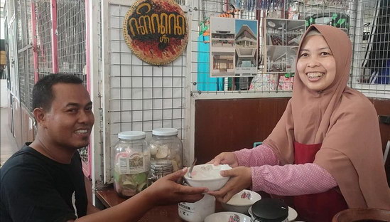Mencicipi Es Gempol Kencono Minuman Legend Ditengah Bangunan Cagar Budaya Pasar Johar Semarang