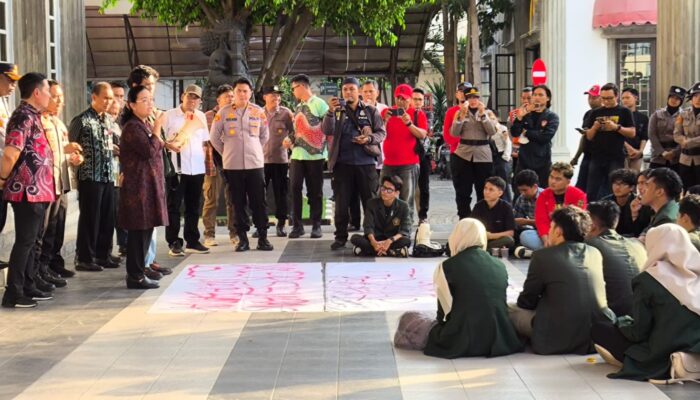 Aksi Damai Mahasiswa Unissula di Balikota, Desak Agustina Segera Selesaikan 10 PR Kota Semarang