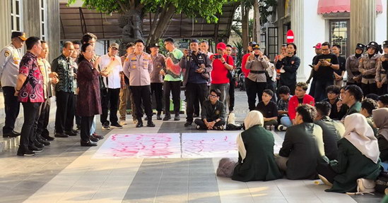 Aksi Damai Mahasiswa di Balikota, Desak Agustina Segera Selesaikan 10 PR Kota Semarang