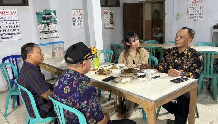 Ketua DPRD Jateng Sumanto Cicipi Mangut Beong di Borobudur, Magelang
