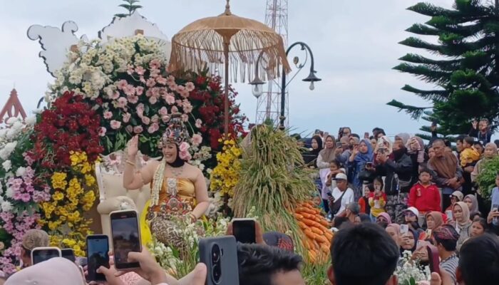 Meriahnya Karnaval Kendaraan Hias Festival Bunga Bandungan 2025, Penonton Tak Sabar Berebut Kembang Segar