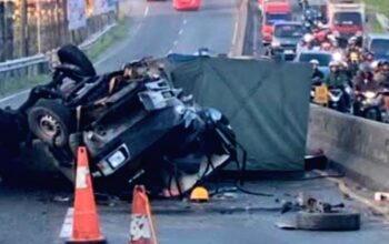 Tabrak Separator Jalan, Pikap L300 Ringsek dan Terbalik di Depan Cimory Semarang