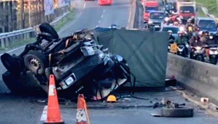 Tabrak Separator Jalan, Pikap L300 Ringsek dan Terbalik di Depan Cimory Semarang