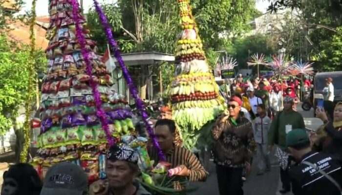 Tradisi Kirab Budaya Sadranan, Warga Kalibanteng Kulon Kota Semarang Berebut Gunungan Hasil Bumi dan Jajanan