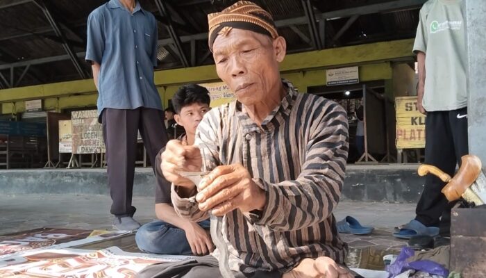 Bulan Suro Berkah Bagi Jasa Penjamasan Pusaka di Blora, Sehari Bersihkan Puluhan Keris dan Tombak