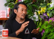 Abdul Haris Agam, porter di gunung Rinjani penolong Julia, pendaki asal Brazil. (YouTube/Denny Sumargo)