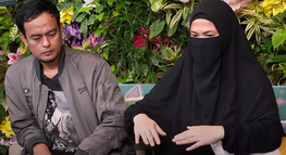 Pasangan suami istri, Mbak Indah dan Mas Erik mendatangi podcast Denny Sumargo. (YouTube/Denny Sumargo) // paku