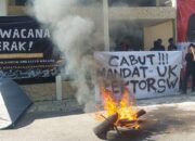 Kecewa Polemik Masih Berlarut-larut, Mahasiswa UKSW Dirikan Tenda Keprihatinan hingga Bakar Ban