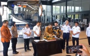 Gubernur Jateng Ahmad Luthfi dalam acara pelepasan ekspor melepas ekspor perdana bus produksi karoseri Laksana