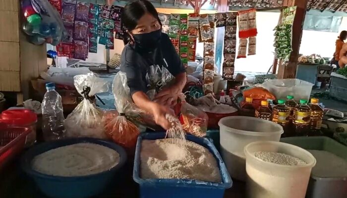 Pedagang di Blora Keluhkan Kenaikan Harga Beras yang Berlangsung Hampir Sebulan