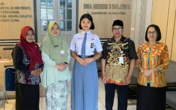 Anindya Putri Aprilia (tengah), siswi kelas XI SMAN 3 Salatiga mencatat sejarah. Untuk kali pertama, Kota Salatiga bakal memiliki anggota Paskibraka putri tingkat nasional. (Heri/beritajateng.tv)