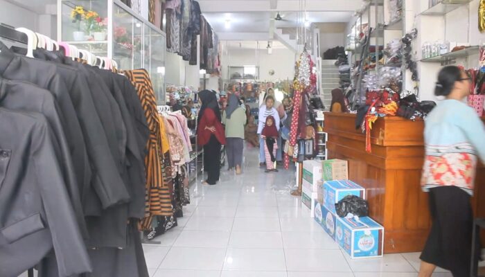 Jelang Tahun Ajaran Baru, Penjualan Seragam Sekolah di Blora Diserbu Warga