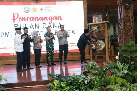 Bupati Blora H. Arief Rohman canangkan bulan dana PMI 2025, di pendopo rumah dinas Bupati, Jumat 11 Juli 2025. Heri/Blora