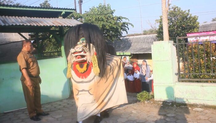 Unik! SD Negeri di Blora Sambut Siswa Baru Diarak dengan Barongan
