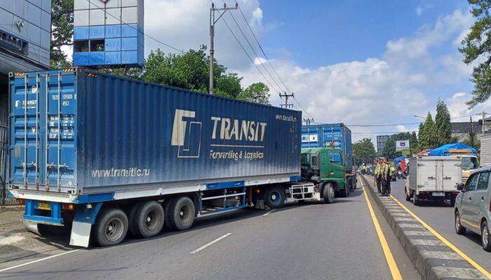 Gagal Menanjak, Truk Kontainer Tutup Jalan Protokol Ungaran Arah Bawen