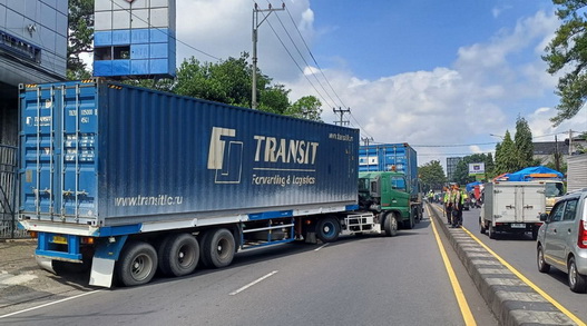 arus lalu lintas tersendat // truk ungaran