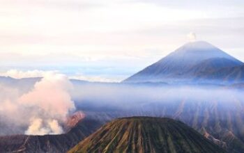 Para Pendaki Tunda Perjalananmu! Gunung Semeru Sedang Tidak Ramah