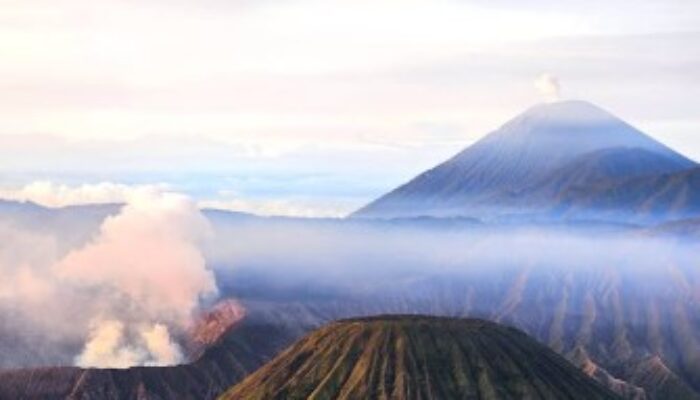 Para Pendaki Tunda Perjalananmu! Gunung Semeru Sedang Tidak Ramah