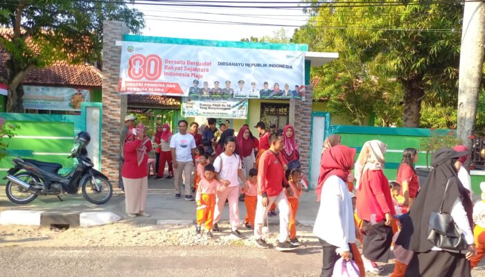 Lucu, Anak-anak TK di Blora ikuti Jalan Sehat HUT ke 80 Kemerdekaan RI