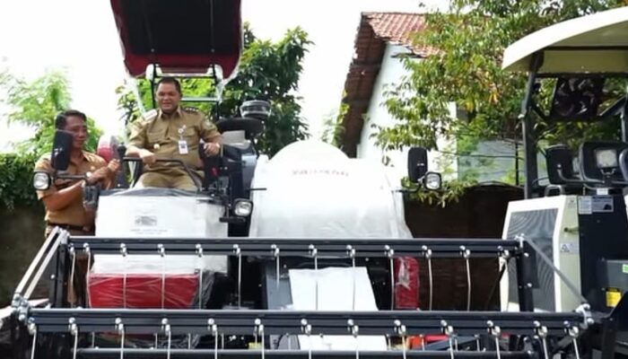 Serahkan Bantuan Alsintan ke Kelompok Tani, Bupati Semarang: Manfaatkan Baik-Baik, Jangan Dijual!