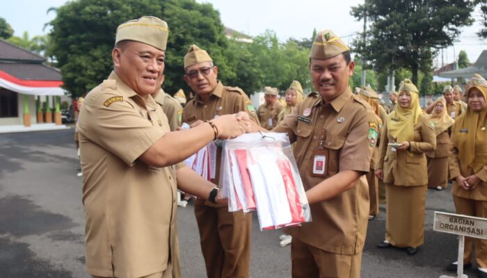 Jelang HUT ke-80 RI, Setda Blora Bagikan Cuma-cuma Ratusan Bendera Merah Putih ke Warga