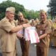 Jelang HUT ke-80 RI, Setda Blora Bagikan Cuma-cuma Ratusan Bendera Merah Putih ke Warga