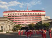 466 Meter Bendera Merah Putih Terbentang di Gedung Balaikota Semarang